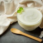Čajni jogurt-namaz sa medom: Nežan doručak koji se sam pravi preko noći (RECEPT+VIDEO)