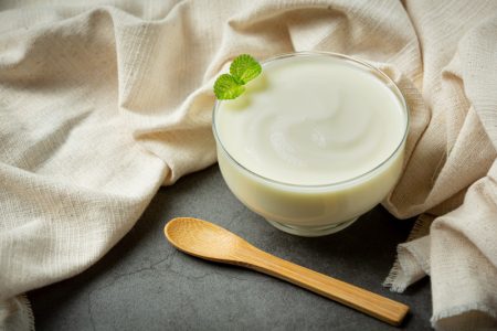 Čajni jogurt-namaz sa medom: Nežan doručak koji se sam pravi preko noći (RECEPT+VIDEO)