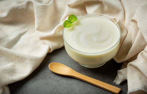 Čajni jogurt-namaz sa medom: Nežan doručak koji se sam pravi preko noći (RECEPT+VIDEO)