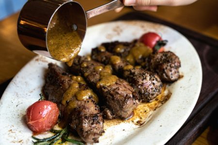 Goveđe rolnice sa sirom i pečurkama: Savršen nedeljni ručak (RECEPT+VIDEO)