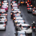 Ruke na volan, romantika na parkingu: Znak obaveštenja na auto-putu nasmejao internet