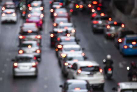 Ruke na volan, romantika na parkingu: Znak obaveštenja na auto-putu nasmejao internet