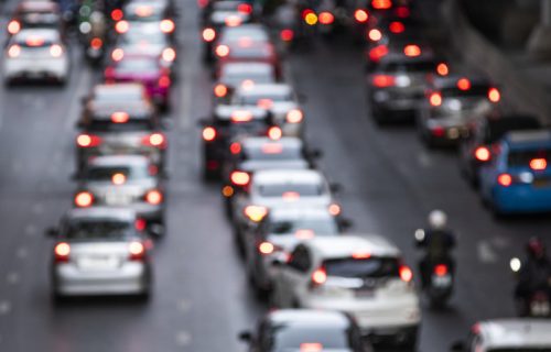 Ruke na volan, romantika na parkingu: Znak obaveštenja na auto-putu nasmejao internet