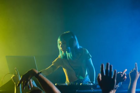 Neobičan trend: Sa knjigom, na tihu rejv žurku u noćni klub, u dnevnoj varijanti