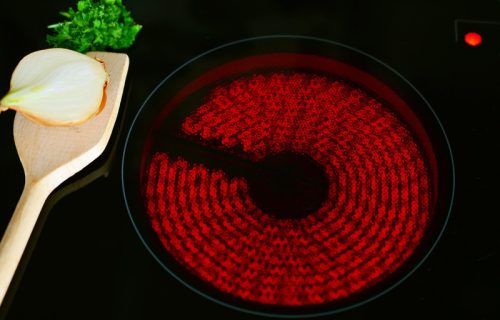 Indukciona ploča zuji dok kuvate? Zvuk ne mora da znači da se nešto pokvarilo