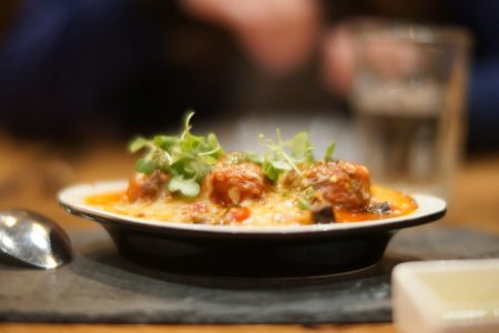 Orzo sa ćuftama od pilećeg mesa: Lagan, drugačiji, ručak (RECEPT+VIDEO)
