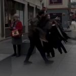Snimak iz Francuske zapalio mreže: Ženi muškarac očitao lekciju, dok je rulja pljačkala radnje