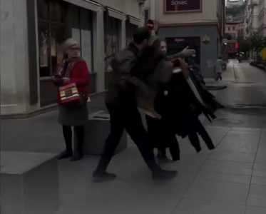 Snimak iz Francuske zapalio mreže: Ženi muškarac očitao lekciju, dok je rulja pljačkala radnje