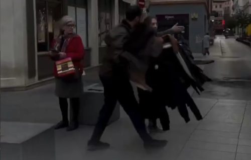 Snimak iz Francuske zapalio mreže: Ženi muškarac očitao lekciju, dok je rulja pljačkala radnje