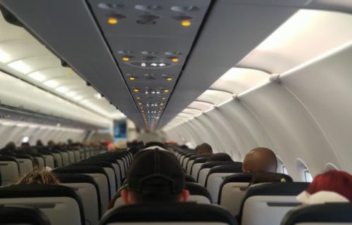 Putnik izbačen sa leta iz sumanutog razloga: Viralni snimak pokrenuo žustru raspravu