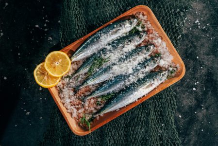 Pečene sardine sa limunom, belim lukom i čilijem: Za zdravo mršavljenje (RECEPT+VIDEO)