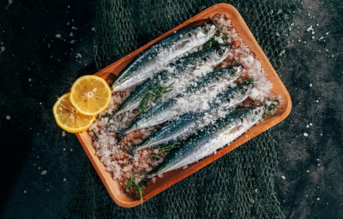 Pečene sardine sa limunom, belim lukom i čilijem: Za zdravo mršavljenje (RECEPT+VIDEO)