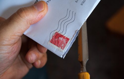 Otvorili sumnjivu pošiljku iz Nemačke pa završili u bolnici: Stigle ekipe za hemijsko spasavanje
