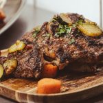 Najmekše pečenje, u loncu sa belim lukom: Idealan vikend ručak (RECEPT+VIDEO)