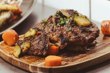 Najmekše pečenje, u loncu sa belim lukom: Idealan vikend ručak (RECEPT+VIDEO)