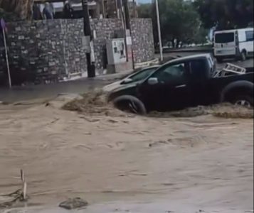 Stižu strašni snimci sa Krita: Sručilo se veliko nevreme, bujica porušila most, putevi pod vodom
