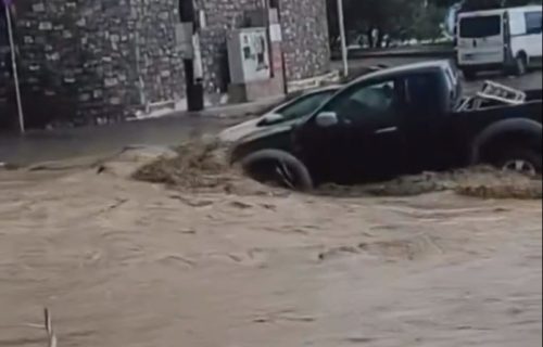 Stižu strašni snimci sa Krita: Sručilo se veliko nevreme, bujica porušila most, putevi pod vodom