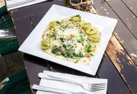 Pasta iz rerne: Torteline sa spanaćem i pečurkama, u kremastom sosu od belog vina (RECEPT+VIDEO)