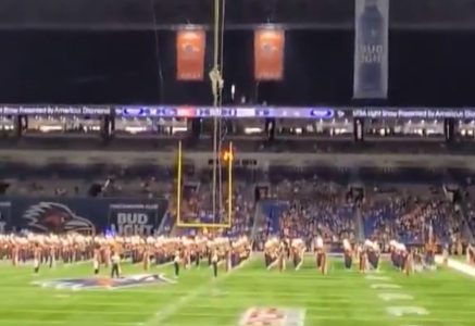 Horor snimak sa stadiona: Američki vojnik pao sa krova tokom egzibicije spuštanja