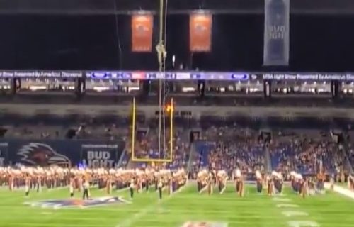 Horor snimak sa stadiona: Američki vojnik pao sa krova tokom egzibicije spuštanja