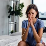 Zašto žene sa autoimunim bolestima češće dobijaju poruku da je problem psihološke prirode?