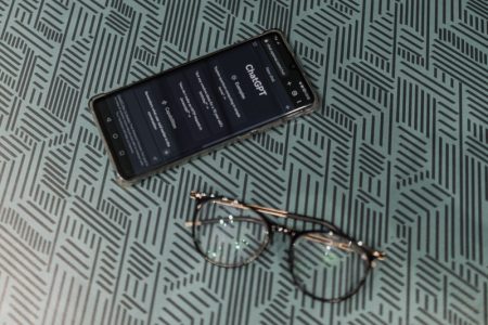 Da li ste fini prema chatbot-u? AI gigant šokirao javnost zabranom vređanja, pokrenuta nezgodna pitanja