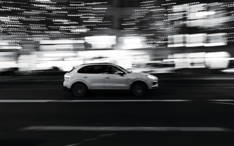 Bizarna drama na putu: Policija mu zaplenila tek kupljen “porše” jer se zakašljao u pogrešnom momentu