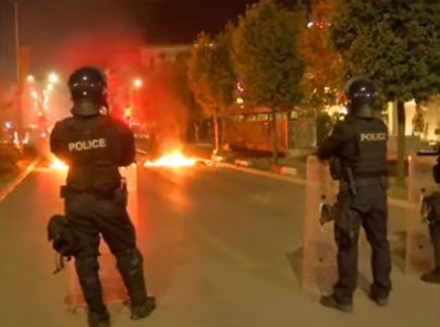 Policija suzavcem i vodenim topom rasterala demonstrante ispred Skupštine u Prištini