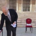 Propao Ramin gest sa stolicama: Demonstranti ispred kabineta preuredili "umetničku instalaciju" (VIDEO)