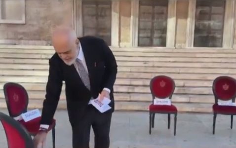 Propao Ramin gest sa stolicama: Demonstranti ispred kabineta preuredili “umetničku instalaciju” (VIDEO)