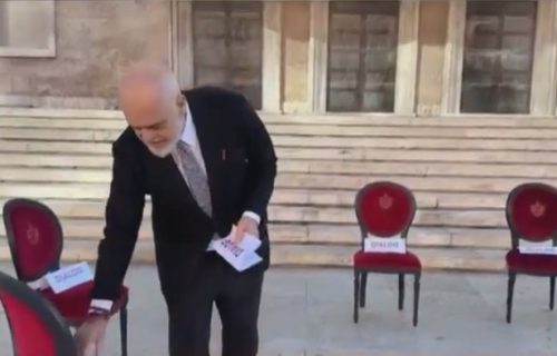 Propao Ramin gest sa stolicama: Demonstranti ispred kabineta preuredili "umetničku instalaciju" (VIDEO)