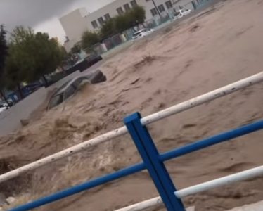 Horor snimci sa Rodosa: Bujica pustoši sve pred sobom, mladiću nije bilo spasa