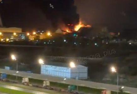 Masovni udar dronovima na Sankt Peterburg: Gore naftni terminal i luka, pogođen i data centar (VIDEO)