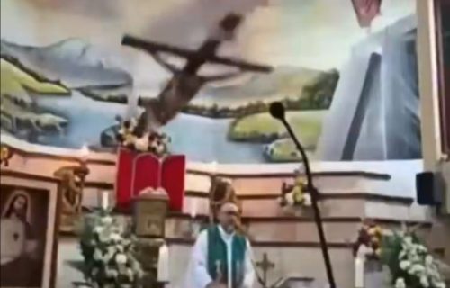 (UZNEMIRUJUĆI VIDEO) Sveštenika ubio džinovski krst tokom mise: Tragediju prenosili uživo