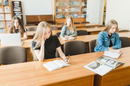 Kad škola počne u deset: Srednja škola pomerila prvi čas i đaci su znatno ređe bolesni