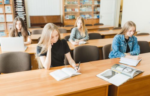 Kad škola počne u deset: Srednja škola pomerila prvi čas i đaci su znatno ređe bolesni