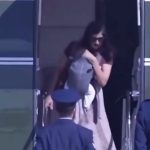 Druga dama SAD se umalo stropoštala niz stepenice sa bebom: Kruži snimak drame na izlasku iz helikoptera