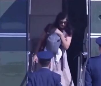 Druga dama SAD se umalo stropoštala niz stepenice sa bebom: Kruži snimak drame na izlasku iz helikoptera