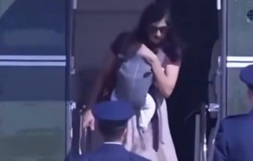 Druga dama SAD se umalo stropoštala niz stepenice sa bebom: Kruži snimak drame na izlasku iz helikoptera