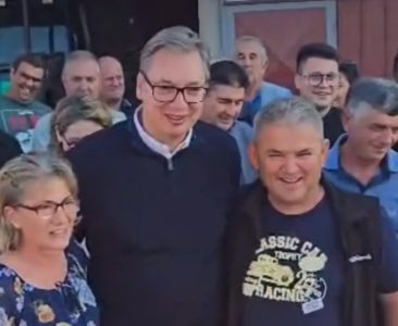 Vučić objavio novi snimak: “Najlepši deo svakog dana su susreti sa ljudima i osmesi”