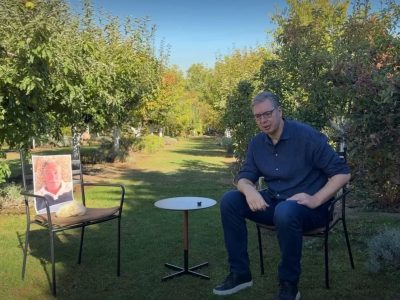 “Dijalog sa kamenom za kupus”: Vučić posle brojnih poziva na debatu objavio snimak “rivala” u stolici