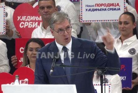 (UŽIVO) Vučić na skupu u Kragujevcu: “Velika je sila spolja udarila na Srbiju, pokušali su da je sruše”