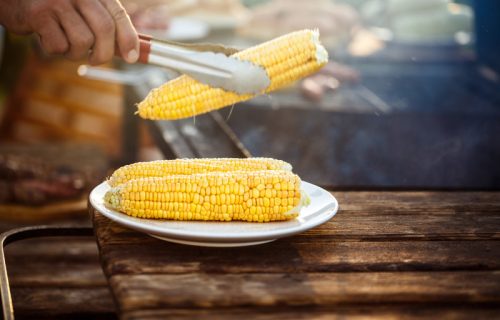 Kuvani kukuruz koji ćete dugo pamtiti: Mali trikovi, za savršen ukus (RECEPT+VIDEO)